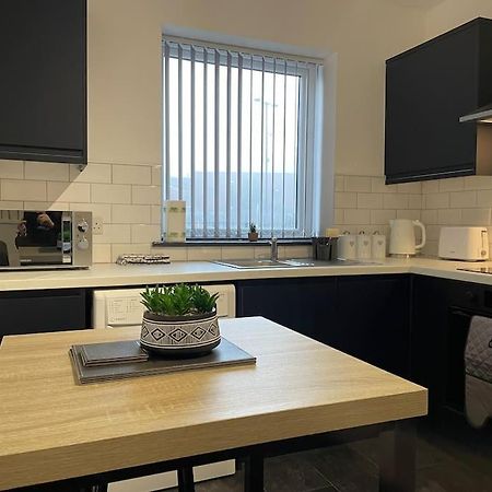 Modern Apartment With En-Suite & Private Kitchen Stoke-on-Trent Exterior photo